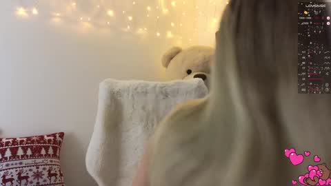 Snapshot of anabelle_wet chatting on December 28, 2024, 2:42 pm Annie online show from December 28, 2024, 2:42 pm