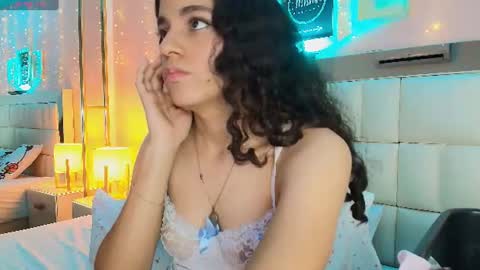 Snapshot of anahi_maite chatting on August 3, 2026, 7:28 pm Anahi online show from August 3, 2026, 7:28 pm