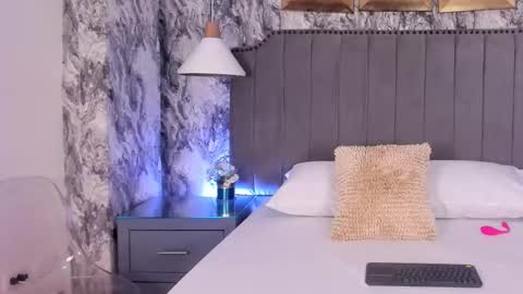 Mia online show from September 26, 2025, 12:09 pm