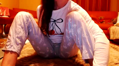 Snapshot of andrasweetie chatting on July 5, 2026, 7:10 pm Andra online show from July 5, 2026, 7:10 pm