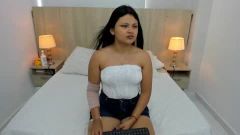 Snapshot of andrea_caicedo chatting on October 1, 2025, 7:31 pm Andrea Caicedo online show from October 1, 2025, 7:31 pm