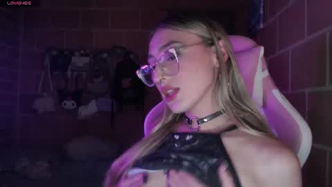 Snapshot of andrea_camila chatting on June 11, 2026, 12:54 am Andrea online show from June 11, 2026, 12:54 am