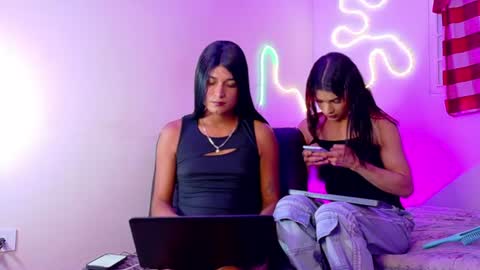 andrea_r_ online show from July 24, 2026, 4:54 am