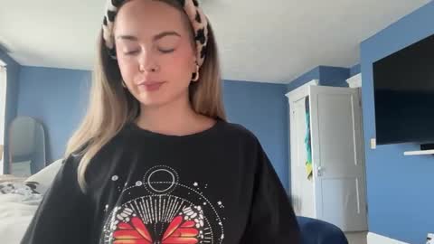 Snapshot of andreaelizabethxo chatting on September 18, 2025, 3:25 pm Andrea Elizabeth online show from September 18, 2025, 3:25 pm