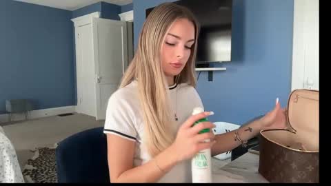 Snapshot of andreaelizabethxo chatting on September 22, 2025, 2:30 pm Andrea Elizabeth online show from September 22, 2025, 2:30 pm