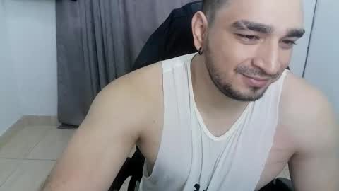 Snapshot of andres180950734 chatting on May 19, 2026, 12:33 pm andres180950734 online show from May 19, 2026, 12:33 pm