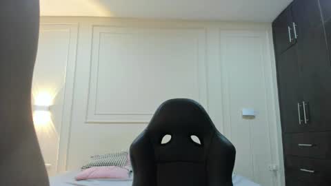 andres_stud online show from June 13, 2026, 4:10 am