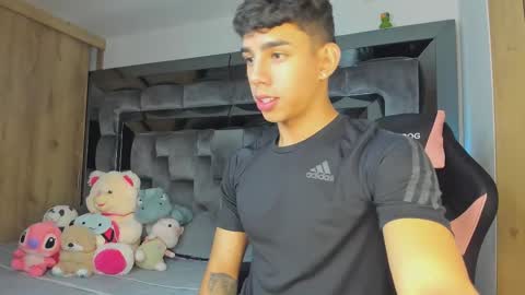 Snapshot of andrew_twink18 chatting on October 7, 2025, 1:03 am Andrew M. online show from October 7, 2025, 1:03 am