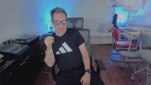 Snapshot of andy0pandi chatting on December 16, 2025, 6:02 pm Andrew online show from December 16, 2025, 6:02 pm