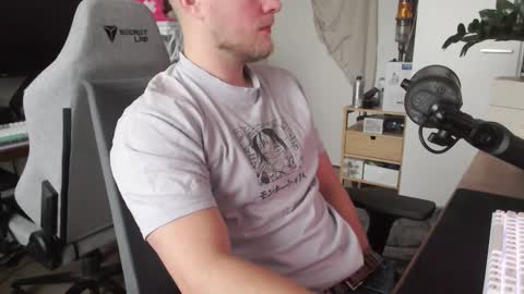 andycandy1994 online show from November 13, 2025, 8:46 am