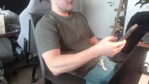 andycandy1994 online show from November 23, 2025, 9:31 am