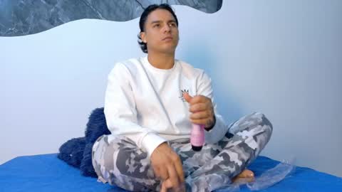 andyhot__ online show from April 27, 2026, 12:03 pm