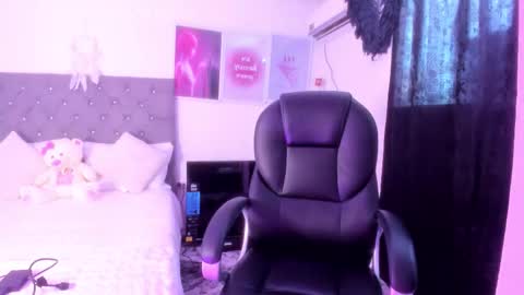 Snapshot of aneko_morii chatting on October 15, 2025, 7:25 pm online show from October 15, 2025, 7:25 pm