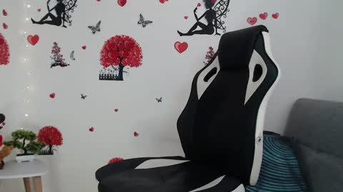 Snapshot of angel_curl chatting on February 12, 2025, 7:13 pm Angel Curl online show from February 12, 2025, 7:13 pm