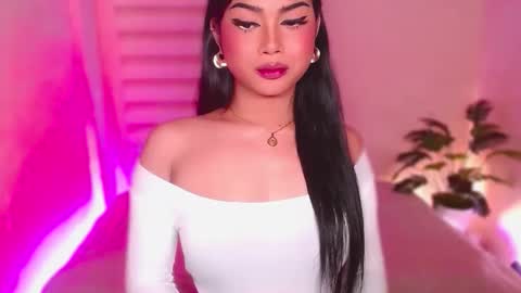 Snapshot of angel_eloaxx chatting on May 13, 2026, 7:33 pm Angel online show from May 13, 2026, 7:33 pm