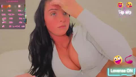 Snapshot of angel_ique chatting on March 10, 2026, 2:27 am angel_ique online show from March 10, 2026, 2:27 am