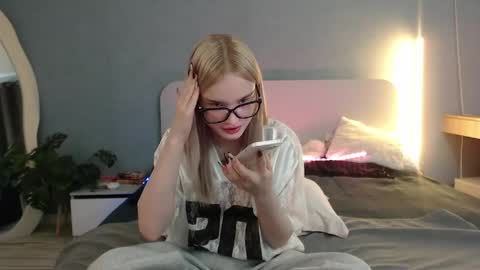 Snapshot of angel_share chatting on May 27, 2026, 12:51 am Angela online show from May 27, 2026, 12:51 am