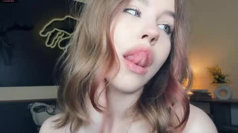 Snapshot of angel_to_burn chatting on June 4, 2026, 7:36 am SofiaSofi online show from June 4, 2026, 7:36 am