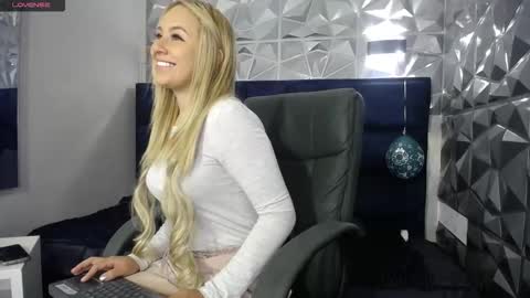 Snapshot of angel_white25 chatting on December 22, 2025, 11:51 am Angel online show from December 22, 2025, 11:51 am