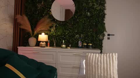 Anysia online show from February 12, 2026, 5:35 am