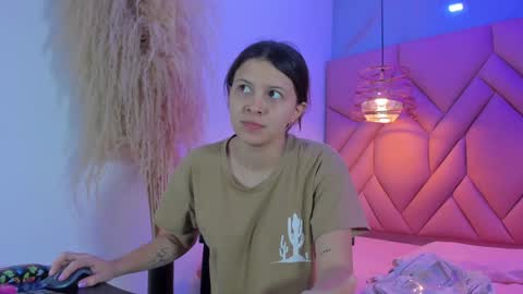 Snapshot of angelaa_cute chatting on January 29, 2025, 12:02 pm ANGELA online show from January 29, 2025, 12:02 pm