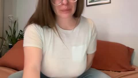 Snapshot of angelaray13654 chatting on December 20, 2025, 5:25 am angelaray13654 online show from December 20, 2025, 5:25 am