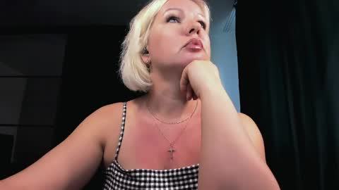 Snapshot of angelaroberti2 chatting on June 5, 2026, 6:13 pm glow online show from June 5, 2026, 6:13 pm