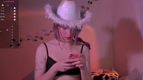 Snapshot of angelfiore chatting on October 27, 2025, 1:42 am Angel Fiore online show from October 27, 2025, 1:42 am