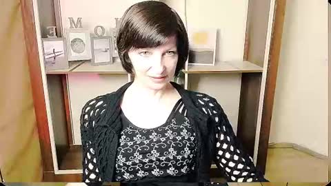 Snapshot of angelinalov_ chatting on June 17, 2026, 8:06 am Angelina online show from June 17, 2026, 8:06 am