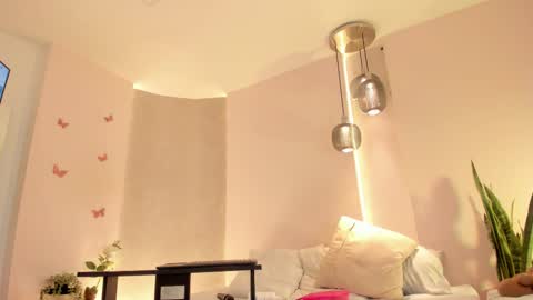 Angeline  online show from December 17, 2025, 1:06 pm