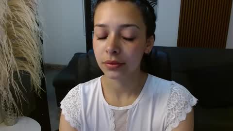 Snapshot of angeline_davies chatting on March 3, 2025, 12:05 pm angeline_davies online show from March 3, 2025, 12:05 pm
