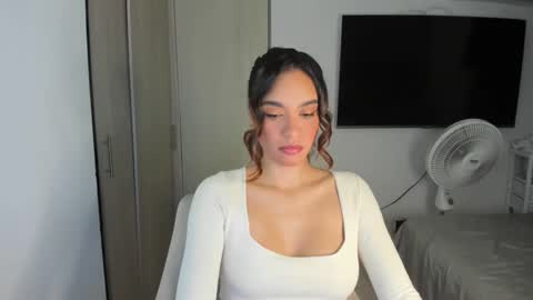 angelinet23 online show from May 4, 2026, 5:25 am