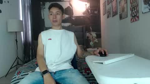 Snapshot of angell01_ chatting on November 11, 2025, 7:03 pm Angel online show from November 11, 2025, 7:03 pm