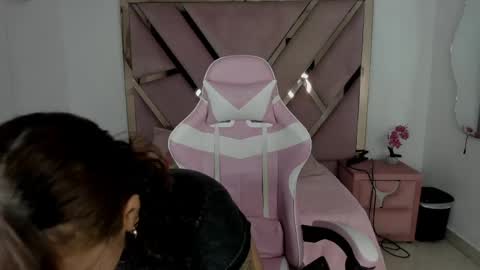 Snapshot of angell_petite01 chatting on June 4, 2026, 9:32 pm angell_petite01 online show from June 4, 2026, 9:32 pm