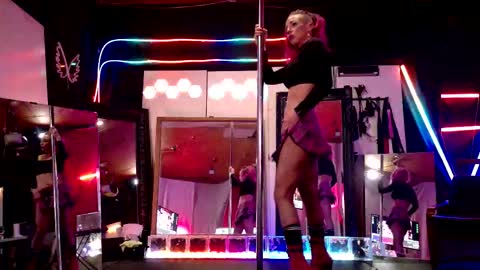 Snapshot of angelsparkle80 chatting on December 14, 2025, 7:03 am Madison Marie online show from December 14, 2025, 7:03 am