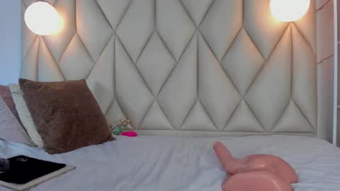 ANGIE online show from November 25, 2025, 2:39 pm