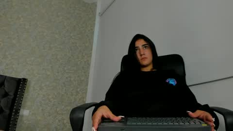 anika_h online show from June 3, 2026, 2:33 pm