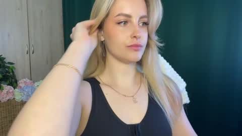 Snapshot of anita_blairr chatting on May 18, 2026, 1:02 am Anita online show from May 18, 2026, 1:02 am