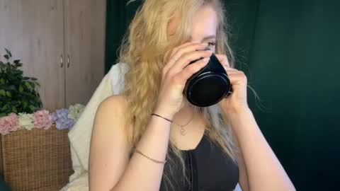 Snapshot of anita_blairr chatting on May 22, 2026, 1:02 am Anita online show from May 22, 2026, 1:02 am