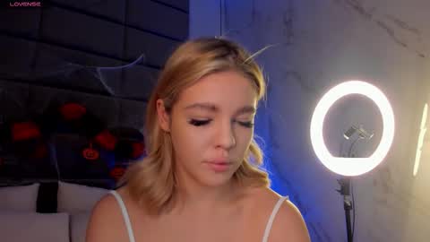 Snapshot of anna_robinson chatting on October 29, 2025, 1:52 am Anna online show from October 29, 2025, 1:52 am