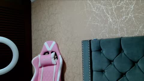 Snapshot of anne_julienne chatting on January 8, 2025, 11:30 pm online show from January 8, 2025, 11:30 pm