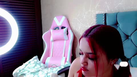 Snapshot of anne_julienne chatting on January 14, 2025, 12:00 am online show from January 14, 2025, 12:00 am