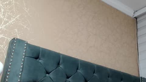 Snapshot of anne_julienne chatting on September 19, 2025, 12:45 am online show from September 19, 2025, 12:45 am