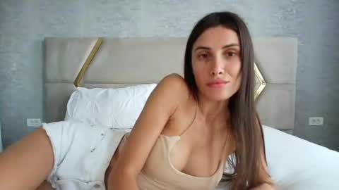 Snapshot of annehotxxx chatting on June 16, 2026, 7:11 am AnneHotxxx online show from June 16, 2026, 7:11 am