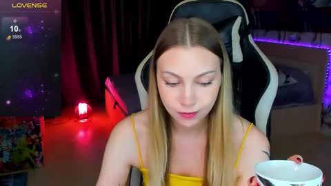 Snapshot of annie69kiss chatting on October 19, 2025, 3:23 pm Annie online show from October 19, 2025, 3:23 pm