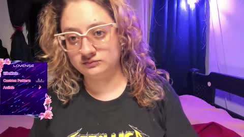 Snapshot of annie_bigboobs_ chatting on September 22, 2025, 11:07 pm Ana Bolena independent model online show from September 22, 2025, 11:07 pm