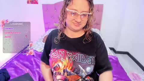 Snapshot of annie_bigboobs_ chatting on November 7, 2025, 8:53 pm Ana Bolena independent model online show from November 7, 2025, 8:53 pm