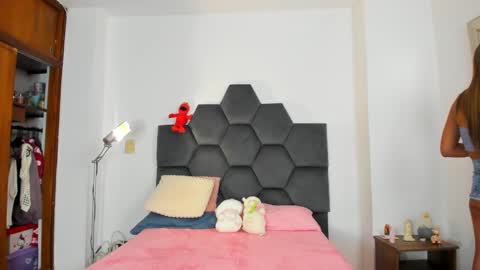 Snapshot of annie_dreams69 chatting on February 2, 2025, 1:34 am Annie online show from February 2, 2025, 1:34 am