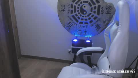 JEANNE no olvides seguirme dont forget follow me  uu online show from February 18, 2025, 12:15 am