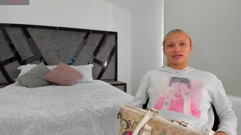 Snapshot of annieandstefan chatting on January 22, 2025, 12:49 pm Annie and Stefan online show from January 22, 2025, 12:49 pm